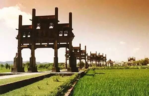 一生痴绝处，无梦到徽州！