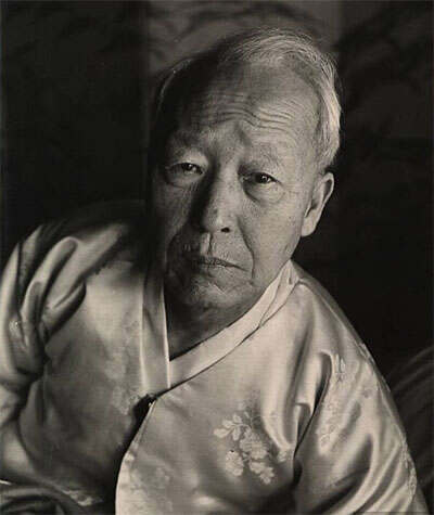 李承晚（???, Syngman Rhee, 1875年3月26日－1965年7月19日）号雩南，“大韩民国”旧称“南朝鲜”第一至三任总统（1948年－1960年）。原名李承龙。1875年生于韩国黄海道平山郡。1948年大韩民国（南朝鲜）成立，随着温和派的主要领袖被暗杀，他新组成的政党在南朝鲜的选举中获胜。当选为首任总统。1952、1956和1960年连选连任，其中1960年闹出与死人竞选的笑话。他实行独裁统治，不容许人民反对他的政治纲领，清洗国民议会，宣布反对他的进步党为非法，并以叛国罪名处死进步党领袖。朝鲜战争中肆意处决“政治犯”，1960年韩国学生举行“四.一九”民主大示威时伤亡甚众，因而群众纷纷要求李承晚下野。国民议会一致投票支持这一要求。1960年4月26日，李承晚发表下野声明，从而结束持续12年之久的独裁统治，再度流亡美国夏威夷。1965年7月病死于夏威夷。