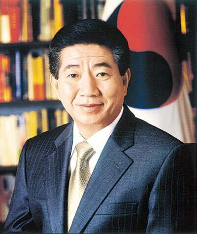 卢武铉（韩语：???，1946年9月1日－2009年5月23日 ），韩国的第16任总统。卢武铉是庆尚南道金海市进永邑人，夫人为权良淑（???，1947年1月14日-），育有1子1女。他在2002年12月19日的选举中代表新千年民主党击败韩国国家党的李会昌，并于2003年2月25日就任总统。2004年3月12日，国会通过弹劾议案，卢武铉被暂停职务，由总理高建担任代总统。之后国会改选，反对党大败。5月14日宪法法庭推翻国会的弹劾议案，卢武铉获即时恢复职务。2007年2月28日，卢武铉退出执政党开放我们党，以无党籍身份执政至任期结束。一直号称廉洁的卢武铉，妻儿和侄女婿也卷入受贿风波中，近来颇受冲击。2009年5月23日，在家乡山区，卢坠崖身亡。